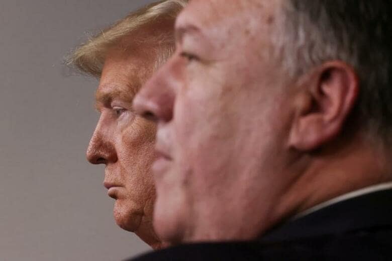 トランプ米大統領と一部高官は、新型コロナウイルス感染拡大への対応を巡り、中国を繰り返し非難する一方、政権内や専門家からは中国の助けが必要な時期に敵対すべきではないと懸念する声も上がる。写真は大統領とポンペオ国務長官、20日撮影。（2020年　ロイター/Jonathan Ernst）