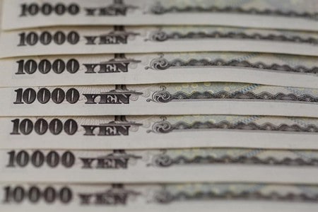　１２月２２日、２０１８年の円債市場で、１０年債金利は基本的に狭いレンジで推移する見通し。２％の物価安定目標の実現は難しく、日銀はイールドカーブ・コントロール（ＹＣＣ）政策を粘り強く続けることになるとみられている。写真は都内で２０１３年２月撮影（２０１７年　ロイター／Shohei Miyano）