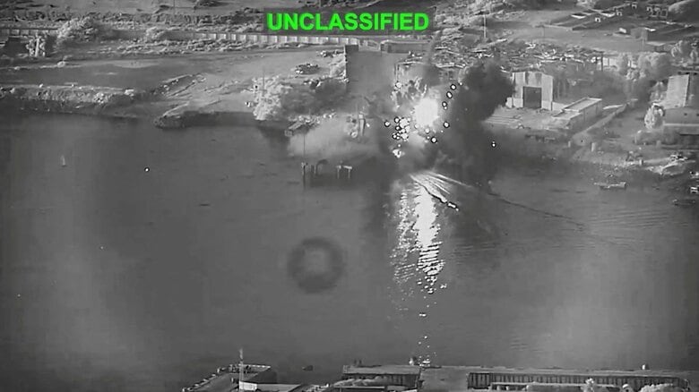 2026年7月13日に公開された動画から。米中央軍によると、イラン南部バンダルアッバースで、米軍の自爆型水上ドローンが潜水艦・艦艇整備施設を攻撃し、煙が立ち上る様子　via REUTERS