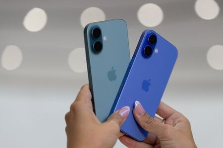 　１０月１４日、調査会社カナリスによると、２０２４年第３・四半期の世界のスマートフォン出荷台数は５％増加した。写真はアップルの新型スマートフォン「ｉＰｈｏｎｅ１６」。９月９日、カリフォルニア州で撮影（２０２４年　ロイター/Manuel Orbegozo）