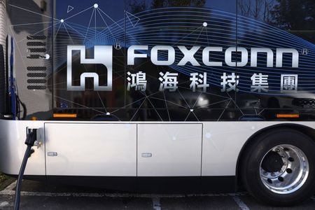 　台湾の電子製品受託生産大手、鴻海精密工業は５日、人工知能（ＡＩ）製品の旺盛な需要を受け第２・四半期の売上高が過去最高となったと明らかにした。ただ地政学事象や為替相場が業績に与える影響を注視するとした。新北氏の本社で２０２２年１２月撮影（２０２５年　ロイター／Annabelle Chih）