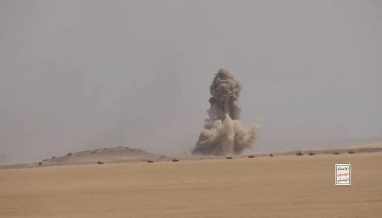 フーシ派戦闘員によるサウジアラビア支援部隊の攻撃、15日にフーシ派メディアが公開した動画から HOUTHI MILITARY MEDIA/Handout via REUTERS
