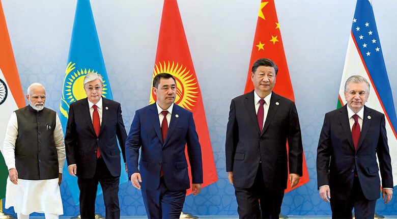 （左から）SCO首脳会議に臨むインドのモディ首相、カザフスタンのトカエフ大統領、キルギスのジャパロフ大統領、習国家主席、ウズベキスタンのミルジヨエフ大統領（9月16日、ウズベキスタン）　SULTAN DOSALIEVｰKYRGYZ PRESIDENTIAL PRESS SERVICEｰREUTERS