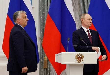 ロシアを訪問中のハンガリーのオルバン首相（左）は５日、プーチン大統領（右）とウクライナ和平の可能性について協議した。モスクワで撮影（２０２４年　ロイター/Evgenia Novozhenina）