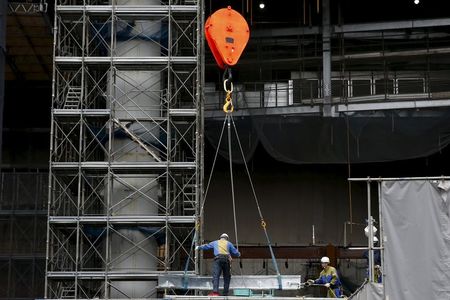１１月２７日、総務省が発表した１０月の完全失業率は３．１％で９月（３．４％）から改善した。都内で２４日撮影(２０１５年　ロイター/THOMAS PETER)