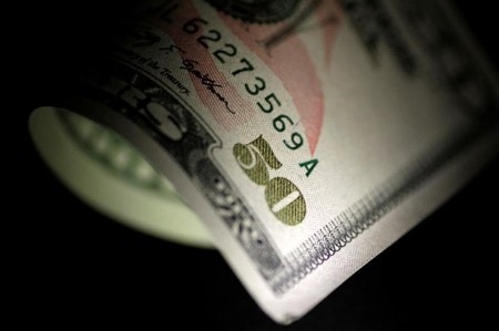 　７月１９日、午後３時のドル／円は、前日ニューヨーク市場の午後５時時点から小幅安の１１２円後半。半年ぶり高値を付けた前日の夕方以降は上昇が一服、もみあいが続いた。写真は昨年６月撮影（２０１８年　ロイター／Thomas White）