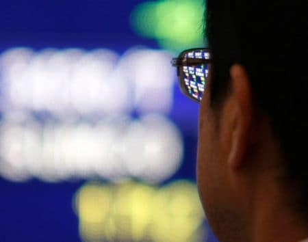 　４月１４日、寄り付きの東京株式市場で、日経平均は前営業日比３３円５５銭安の２万９７１８円０６銭となり、反落。写真は２００９年１１月、都内の株価ボード（２０２１年　ロイター／Toru Hanai）