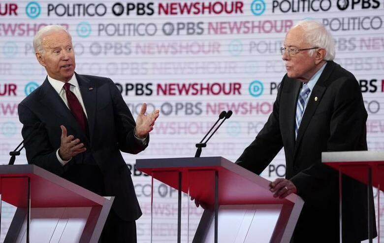 11月の米大統領選に向けた民主党候補指名争いで、バイデン前副大統領（写真左）とサンダース上院議員（写真右）が支持率で1・2位を占める2強の構図が続いていることが、ロイター／イプソスの世論調査で明らかになった。写真はカリフォルニア州 ロサンゼルスで昨年12月撮影（2020年　ロイター／Mike Blake）