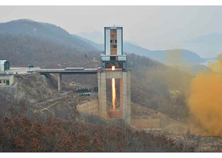 北朝鮮が18日東倉里で新型ロケットエンジンの地上噴出試験を行った　(c)nodong news