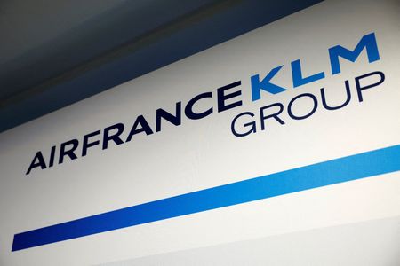 　エールフランスＫＬＭのベン・スミス最高経営責任者（ＣＥＯ）は２０日、西欧を拠点とする航空会社がロシアの領空を迂回して飛行しなければならない義務のために中国の競合他社に対してさらに不利になっており、より有利な規制を必要としていると述べた。写真は２０２４年２月にパリで撮影（２０２５年　ロイター/Sarah Meyssonnier）