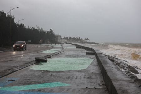 　台風２５号（カルマエギ）はフィリピンで甚大な被害をもたらした後、６日夜にベトナム中部に上陸した。写真は６日、ベトナムのダナン市で撮影（２０２５年　ロイター／Thinh Nguyen）