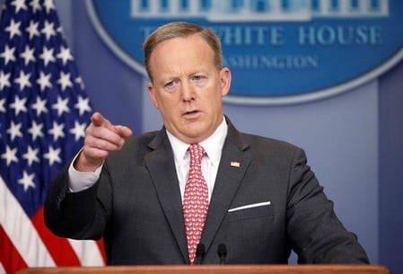 　４月１９日、米ホワイトハウスは、トランプ大統領が朝鮮半島に派遣したと明らかにした米軍の空母打撃群が実際には逆方向に航行していた問題について、到着日を示したことはなく、現在は朝鮮半島に向けて航行中だとして、誤解を招いていないと釈明した。写真はスパイサー報道官、１７日撮影（２０１７年　ロイター/Joshua Roberts）