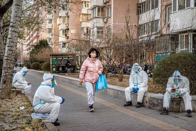 厳格なコロナ封じ込め策は市民にも保健当局者にも無理を強いてきた（12月6日、北京）　KEVIN FRAYER/GETTY IMAGES