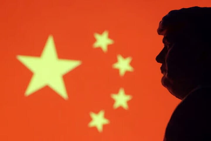 トランプ米大統領は２１日、中国による戦略的分野への投資を制限するよう対米外国投資委員会に命じる覚書に署名した。写真はトランプ氏と中国国旗のイラスト。１月作成（２０２５年　ロイター/Dado Ruvic）