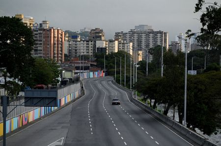 写真はカラカス市内の道路。1月3日、ベネズエラのカラカスで撮影。REUTERS/Maxwell Briceno