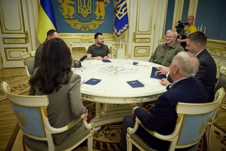 ５月２６日、  米共和党のリンゼー・グラム上院議員は、ロシアとウクライナの戦争で米国がウクライナを十分に支援できなければ、中国に台湾を侵攻できるというシグナルを送ることになると指摘した。写真はキーウで会談するゼレンスキー大統領とグラム議員。ウクライナ大統領府提供（２０２３年　ロイター）Presidential Press Service/Handout via REUTERS