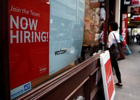 米労働省が２９日発表した３月の雇用動態調査（ＪＯＬＴＳ）によると、求人件数は２８万８０００件減の７１９万２０００件だった。ただ解雇件数も減少し、トランプ米政権か掲げる関税措置が経済の重しになる中でも、労働市場が堅調さを維持していることが示された。 （２０２５年　ロイター／Brendan McDermid）