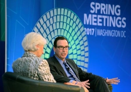 　４月２２日、ムニューシン米財務長官（写真右）は、トランプ政権が発表する税制改革案について、従来の「静的な」予算分析ルールから見ると「短期的な問題」をもたらすと述べ、税収中立とはならない可能性を示唆した。左はラガルドＩＭＦ専務理事、ワシントンで撮影（２０１７年　ロイター/Mike Theiler）