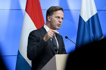 　９月２６日、インド政府は、モディ首相がロシア産原油購入に対する米国の懲罰的関税の影響についてロシアのプーチン大統領と接触していると述べた北大西洋条約機構（ＮＡＴＯ）のルッテ事務総長の発言について「不正確で根拠がない」と一蹴した。写真は２０２４年６月、ヘルシンキで記者会見に臨むオランダのマルク・ルッテ前首相。 提供写真（２０２５年/Lehtikuva）