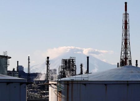 内閣府が５月２２日に発表した３月機械受注統計によると、設備投資の先行指標である船舶・電力を除いた民需の受注額（季節調整値）は、前月比１３．０％増となった。横浜で２０１７年１月撮影（２０２５年　ロイター／Kim Kyung-Hoon）