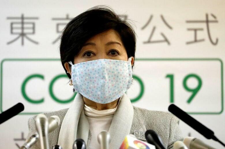 東京都の小池百合子知事（写真）は、新型コロナウイルスの対策本部会議で、都民に対してスーパーなどでの毎日の買い物を3日に1回程度に変えてもらいたいと要請した。都庁で10日撮影（2020年　ロイター／Issei Kato）