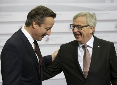 　５月２２日、英国のキャメロン首相（左）は、改革後のＥＵについて英国民に正しい選択をしてもらうため、約束通り２０１７年末までに住民投票を実施する決意であることを表明した。右はユンケル欧州委員長（２０１５年　ロイター/Ints Kalnins）
