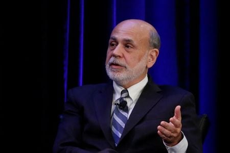 バーナンキ元米連邦準備理事会（ＦＲＢ）議長は７日、新型コロナウイルス感染拡大抑制策で経済活動が停止する中、米経済は第２・四半期は３０％を超えて縮小する恐れがあり、経済が立ち直るまでに数年かかる可能性があるとの見方を示した。アトランタで昨年１月撮影（２０２０年　ロイター/CHRISTOPHER ALUKA BERRY）