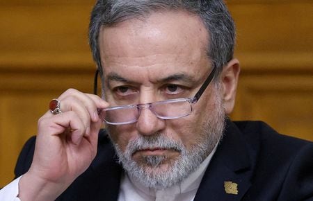 米国のウィットコフ中東担当特使とイランのアラグチ外相の直接的なコミュニケーションチャンネルがここ数日で再開された。米ニュースサイトのアクシオスが１６日、関係筋の話として報じた。２０２５年１２月１７日撮影（２０２６年　ロイター／Ramil Sitdikov）