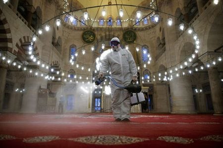 トルコのエルドアン大統領は２０日、新型コロナウイルスの感染拡大抑制に向け、２３日から４日間、全国３１の都市でロックダウン（都市封鎖）を行うと発表した。 イスタンブールで３月撮影（２０２０年　ロイター/KEMAL ASLAN）