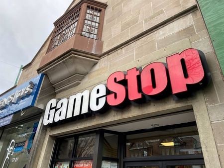 　９月８日、米ゲーム販売ゲームストップが発表した第２・四半期（５─７月）決算は、売上高が前年同期比２５％増加し、市場予想を上回った。ただ、経営改革計画に関する新たな詳細を明らかにせず、株価は引け後の時間外取引で下落した。１月２７日撮影（２０２１年　ロイター/Nick Zieminski）
