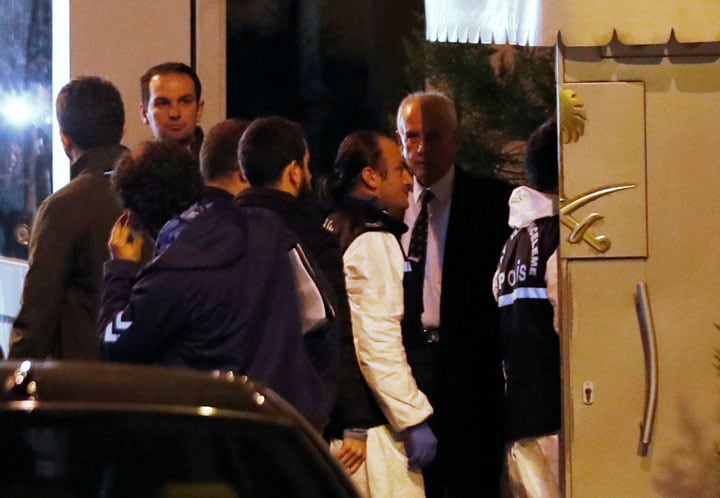 イスタンブールのサウジ総領事館に捜索に入るトルコ警察（15日）　Murad Sezer-REUTERS