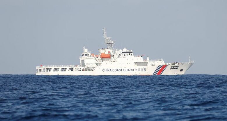 スカボロー礁（中国名・黄岩島）で巡視する中国海警局の船舶。2017年4月に撮影。 REUTERS/Erik De Castro
