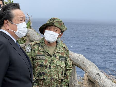浜田靖一防衛相は２５日午前、北朝鮮が少なくとも１発の弾道ミサイルを東方向へ発射したと発表した。変則軌道で飛翔した可能性があり、日本の排他的経済水域（ＥＥＺ）外に落下したと推定しているとした。写真は陸上自衛隊の駐屯地がある与那国島を訪問した浜田防衛相。９月２１日撮影（２０２２年　時事通信）