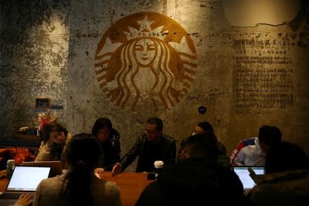 ９月５日、米コーヒーチェーン大手スターバックスの中国事業の株式売却に向けた入札で、買い手候補のほとんどは、事業価値の見積もりを最大５０億ドルと提示している。北京のスターバックス店舗で２０２２年１月撮影（２０２５年　ロイター/Tingshu Wang）