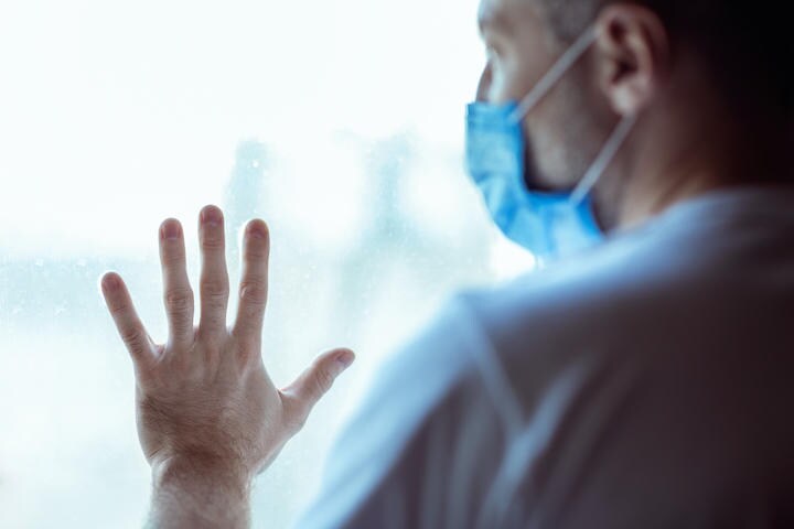 コロナ感染予防で取る対策は、収入などで違いがあるかをアメリカで調査...... Prostock-Studio -iStock