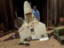 RSFが使用したとされる中国製ドローンを見せる政府軍基地の関係者。アラブ首長国連邦（UAE）が資金提供しているという