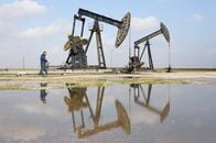 原油先物約2ドル安、中東の海上輸送混乱で6カ月ぶり高値圏維持
