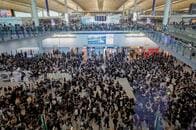 香港国際空港で怒れる市民たち、誰に何を訴えたのか