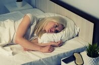 「寝る前にクヨクヨ」からの脱却方法──心を追い込む、「考えるのはよいこと」の思い込み