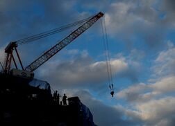 7月の機械受注（船舶・電力除く民需）は前月比3.7％減＝内閣府（ロイター予測：2.8％減）