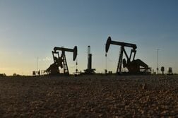 原油先物は反落、米イラン協議の行方見極め