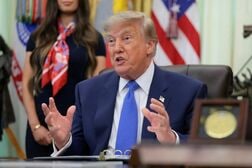 トランプ氏、イラン巡る選択肢は「経済破綻」か「強力な攻撃」