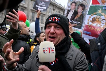 2026年1月11日、英国・ロンドンデモに参加するロビンソン氏（REUTERS/Chris J Ratcliffe）
