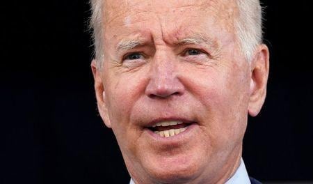 バイデン米大統領は２日、新型コロナウイルス新変異株「オミクロン」の感染が国内で確認されたことを踏まえ、コロナ対策強化に向けた一連の指針を発表した。９月撮影（２０２１年　ロイター/Kevin Lamarque）