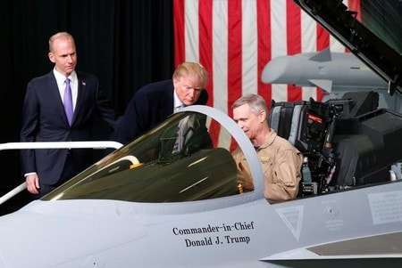 　４月１７日、トランプ米大統領（中央）は１月、クウェートのサバハ首長との電話会談で、１００億ドル（約１兆円）規模に上る戦闘機の購入契約を進めるよう圧力をかけた。ミズーリ州のボーイングで３月撮影（２０１８年　ロイター/Kevin Lamarque）