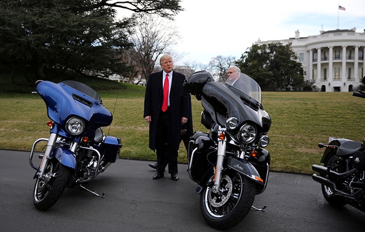 「アメリカの象徴」ハーレーを追い出すはめになったトランプ（2017年2月、ホワイトハウスの前でハーレーと）　 Carlos Barria-REUTERS