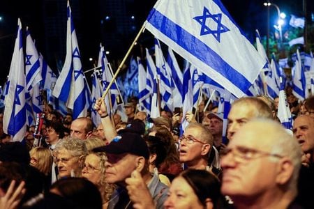 イスラエルでネタニヤフ政権が打ち出した司法制度改革に対する抗議デモが２０週目に入った。写真は、同国テルアビブでデモに参加する人々。２０２３年５月２０日に撮影。（２０２３年　ロイター／Ammar Awad）