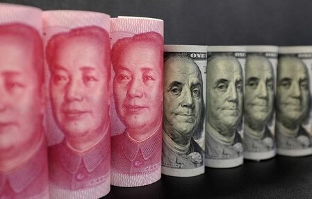 　９月２７日、中国国家外為管理局（ＳＡＦＥ）が発表した６月末時点の中国の対外債務残高は１兆３９００億ドルで、３月末時点の１兆３６００億ドルから拡大した。写真は人民元とドルの紙幣、１月撮影（２０１６年　ロイター/Jason Lee）