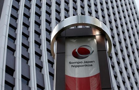 　１１月７日、損害保険ジャパン日本興亜は、２０１７年度下期の一般勘定の運用計画で、低金利環境での収益安定化を目指し、クレジット投資や成長分野投資の配分を積み増していく方針を示した。写真は損保ジャパン日本興亜のロゴ、２０１６年５月都内で撮影（２０１７年　ロイター／Toru Hanai）