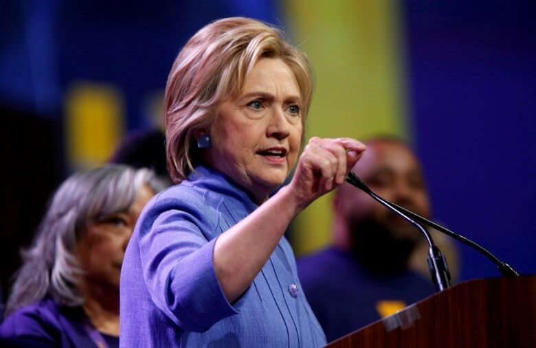 ５月２３日、米大統領選の民主党候補指名獲得がほぼ確実とされるヒラリー・クリントン前国務長官は、ＦＯＸニュースがカリフォルニア州で主催するバーニー・サンダース上院議員との討論会への誘いを断った。デトロイトで撮影（２０１６年　ロイター/Rebecca Cook）